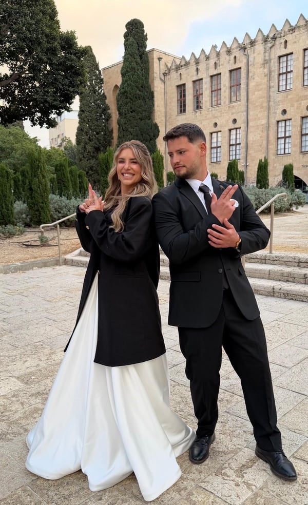 זוג בחצר האולם